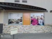 Fachada con gráficos institucionales